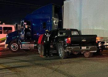 Borrachos chocaron contra trailer en Juárez y golpearon severamente al conductor