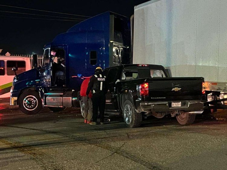 Borrachos chocaron contra trailer en Juárez y golpearon severamente al conductor