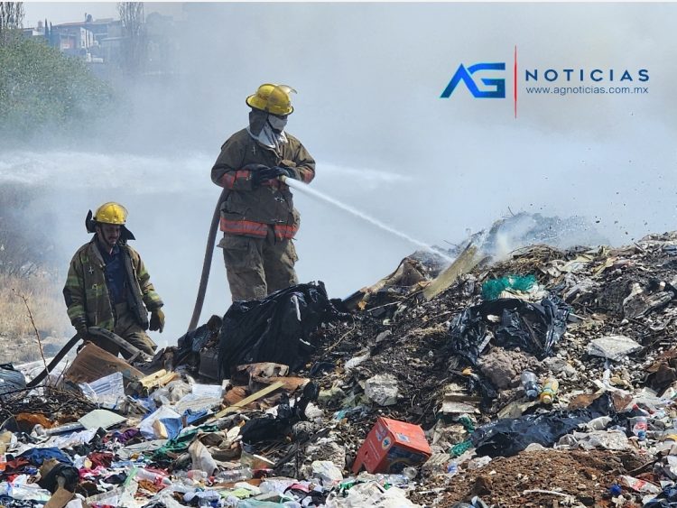 Fuerte incendio en antiguos almacenes de tiendas Vázquez