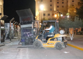 Retiran más de 600 vallas que resguardaron Palacio de Gobierno y otros edificios de Chihuahua