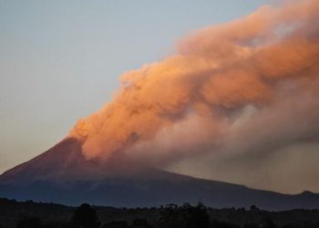 Suspende aeropuerto de Puebla vuelos por ceniza del Popocatépetl