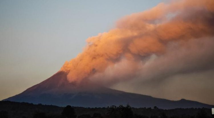 Suspende aeropuerto de Puebla vuelos por ceniza del Popocatépetl