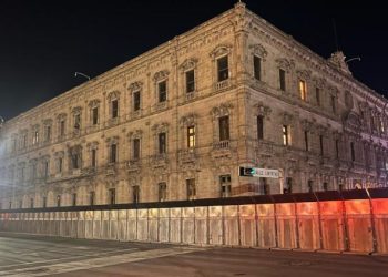 Amurallado, amanece Palacio de Gobierno por el 8M