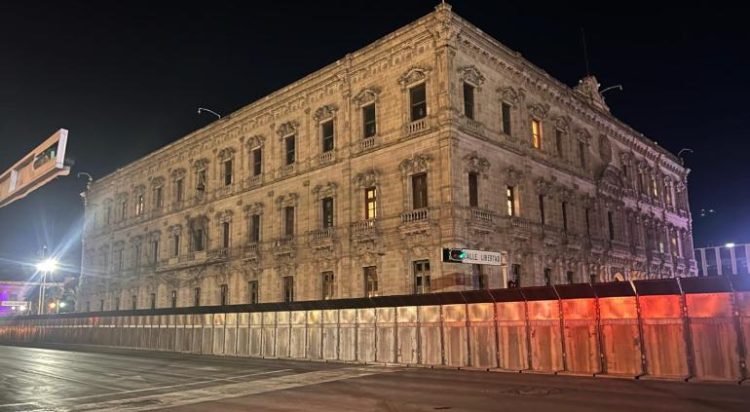 Amurallado, amanece Palacio de Gobierno por el 8M