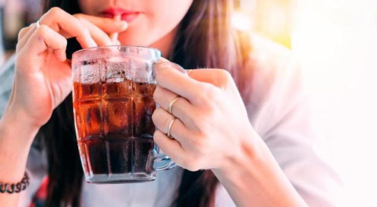 ¿Tomas refresco todos los días? Así dañas tu cuerpo