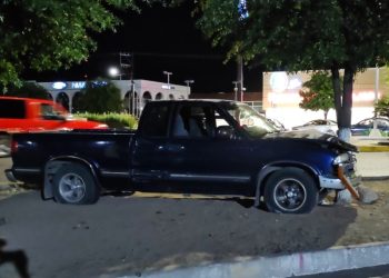Mujer resulta lesionada tras choque contra un árbol frente a la glorieta Ortíz Mena