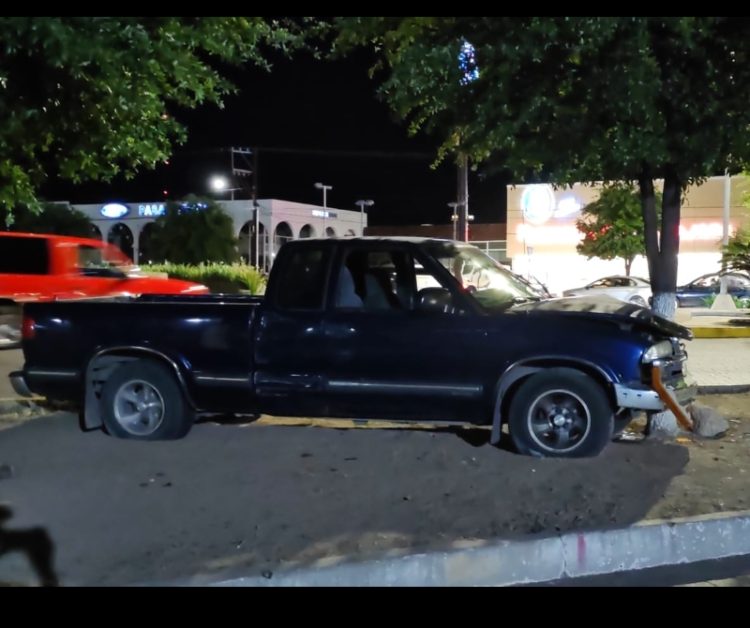 Mujer resulta lesionada tras choque contra un árbol frente a la glorieta Ortíz Mena