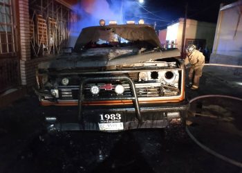 Se incendia pickup y llamas alcanzan una vivienda en calles del centroParral, Chihuahua