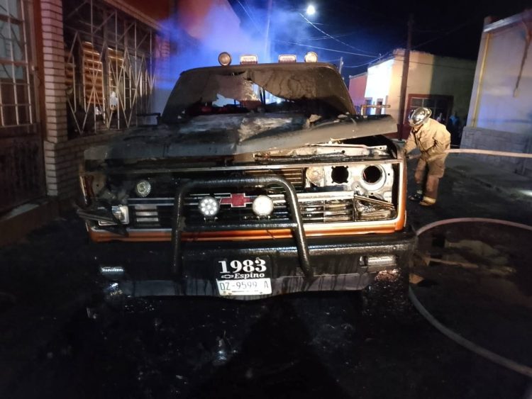 Se incendia pickup y llamas alcanzan una vivienda en calles del centroParral, Chihuahua