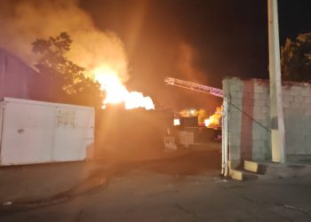 Fuerte incendio en aserradero de la colonia El Quijote; qué san cuantiosos daños materiales