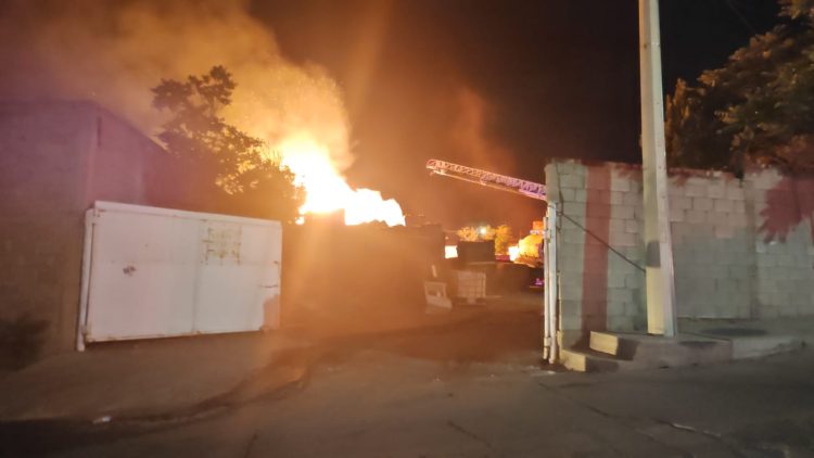 Fuerte incendio en aserradero de la colonia El Quijote; qué san cuantiosos daños materiales