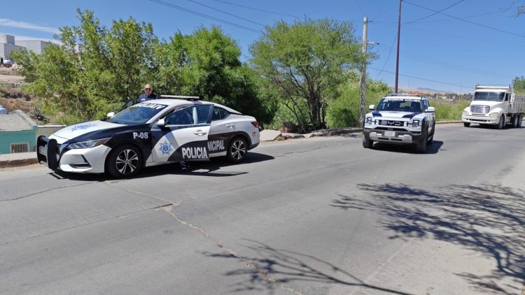 Motociclista resulta lesionado tras choque contra poste en Los Carrizos; la moto se partió en dos