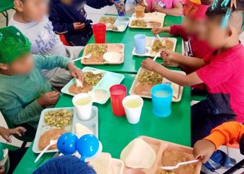 DIF Parral entrega 380 platillos calientes a menores de San Andrés