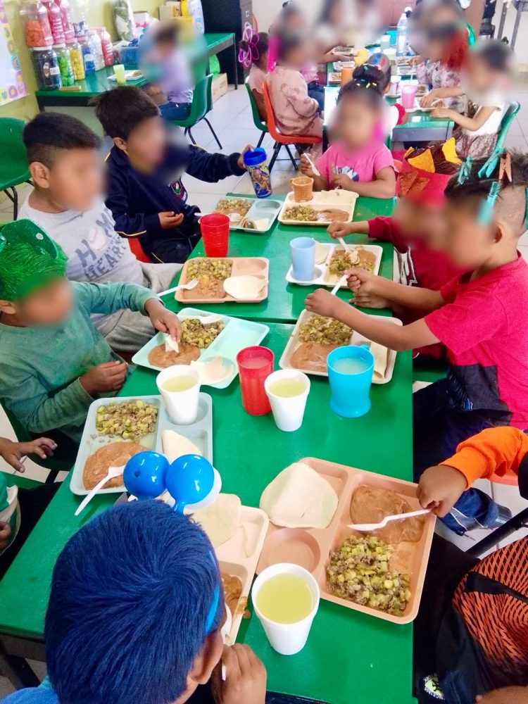 DIF Parral entrega 380 platillos calientes a menores de San Andrés