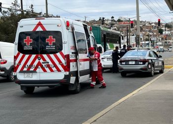 Motociclista atropella a una joven frente a Soriana; fue atendida por paramédicos