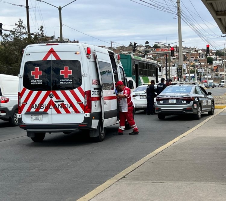 Motociclista atropella a una joven frente a Soriana; fue atendida por paramédicos