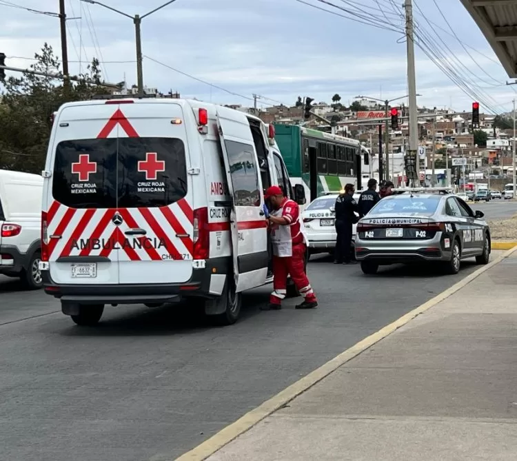 Motociclista atropella a una joven frente a Soriana; fue atendida por paramédicos