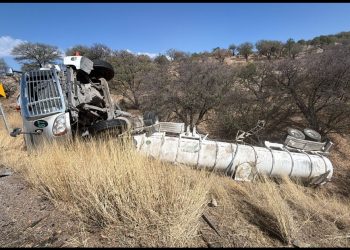 Pipa volcada cerca de Casita transportaba amoniaco; montan fuerte operativo en la zona