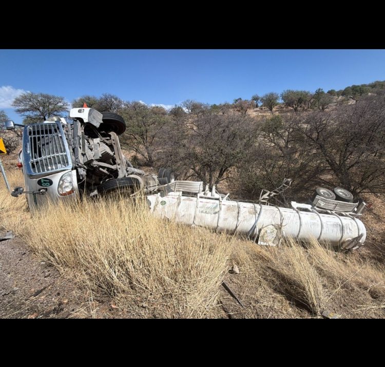Pipa volcada cerca de Casita transportaba amoniaco; montan fuerte operativo en la zona