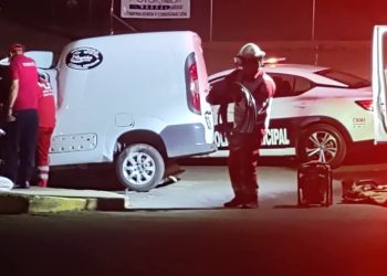 Conductor queda lesionado de gravedad tras chocar contra la barda del autolavado El Delfín