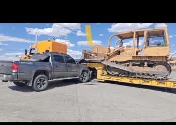 Tráiler le cierra el paso a una pickup en la vía corta y provoca apararoso choque; un lesionado