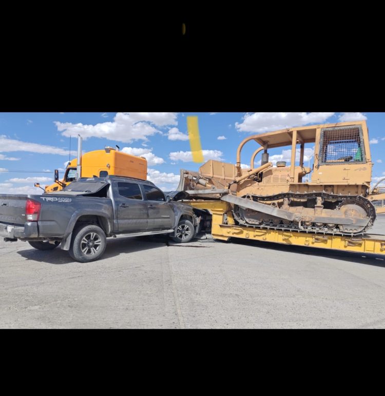 Tráiler le cierra el paso a una pickup en la vía corta y provoca apararoso choque; un lesionado