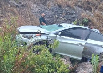 Aparatosa volcadura en la carretera a Guadalupe y Calvo deja 2 lesionadas gravedad