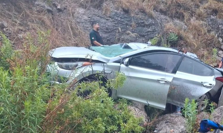Aparatosa volcadura en la carretera a Guadalupe y Calvo deja 2 lesionadas gravedad