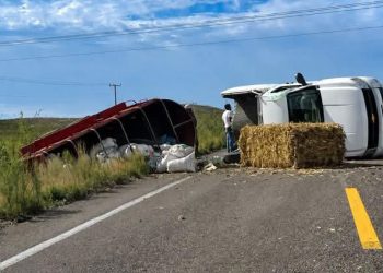 Pickup con traila cargada terminó volcando en la carretera vía corta a Chihuahua
