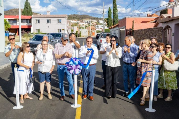Inaugura alcalde Salvador Calderón pavimentación de la calle Antiguo Camino a Matamoros