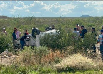 Aparatosa volcadura en la vía corta deja saldo de 2 lesionados; uno de ellos quedó atrapado