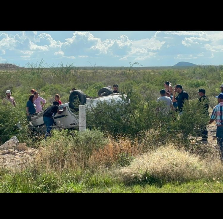Aparatosa volcadura en la vía corta deja saldo de 2 lesionados; uno de ellos quedó atrapado