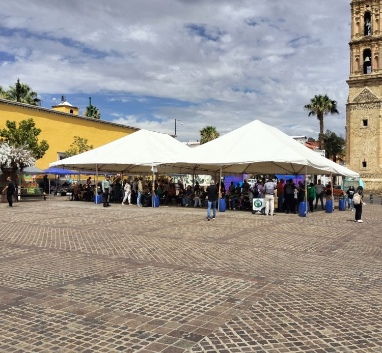Ambiente familiar en la Plaza de la Identidad previo a la inauguración del Mundial 2026