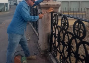 Servicios Públicos repara barandal del puente Guadalupe Victoria y juego infantil en Puerta del Tiempo
