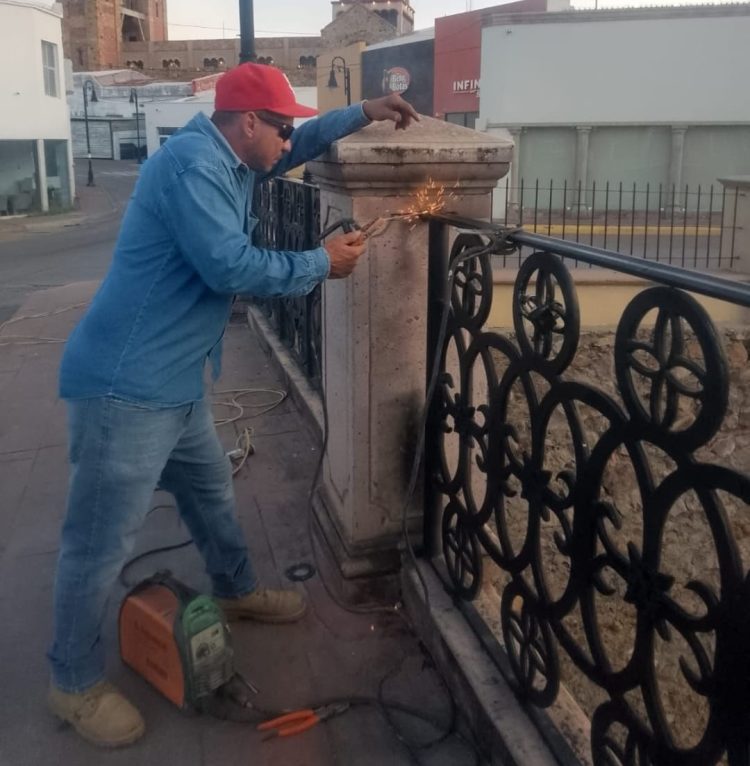 Servicios Públicos repara barandal del puente Guadalupe Victoria y juego infantil en Puerta del Tiempo