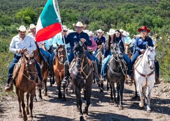 Alcalde Salvador Calderón da la bienvenida oficial a los cabalgantes en Zapién tras recorrer cientos de kilómetros