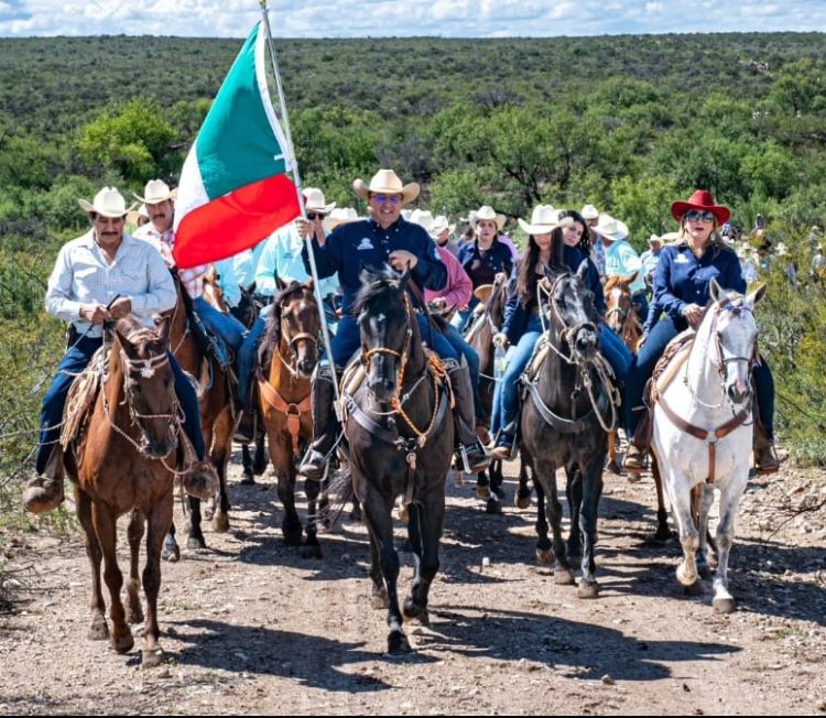 Alcalde Salvador Calderón da la bienvenida oficial a los cabalgantes en Zapién tras recorrer cientos de kilómetros