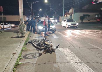 Motociclista queda grave tras choque en el semáforo de la Juan Rangel y Zaragoza
