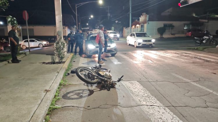 Motociclista queda grave tras choque en el semáforo de la Juan Rangel y Zaragoza