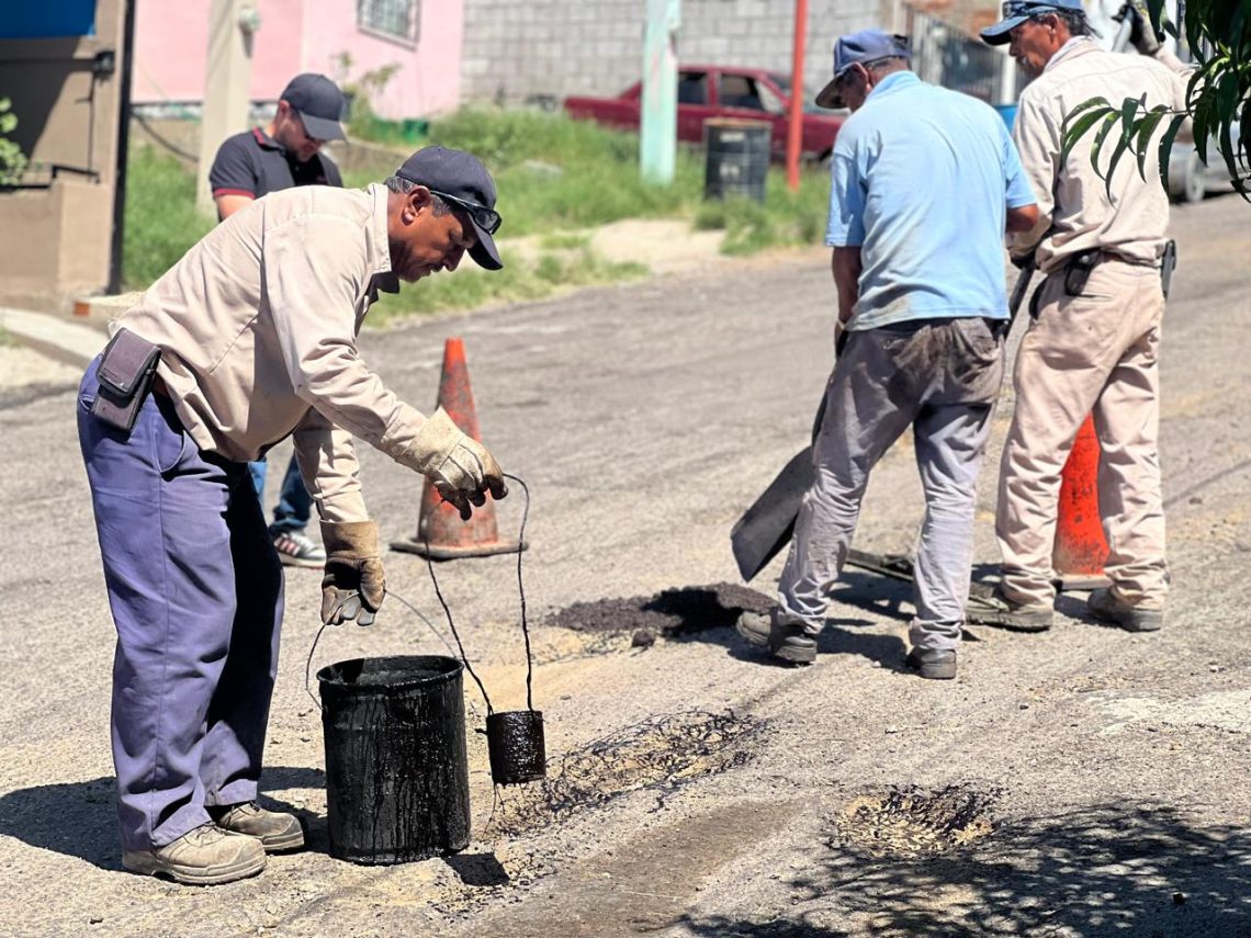 Gobierno de Parral mantiene acciones permanentes de bacheo en diversos sectores de la ciudad