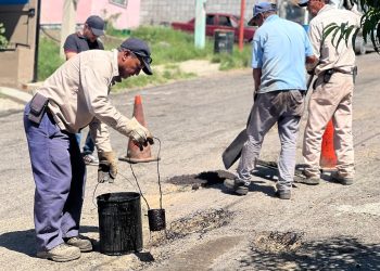 Gobierno de Parral mantiene acciones permanentes de bacheo en diversos sectores de la ciudad