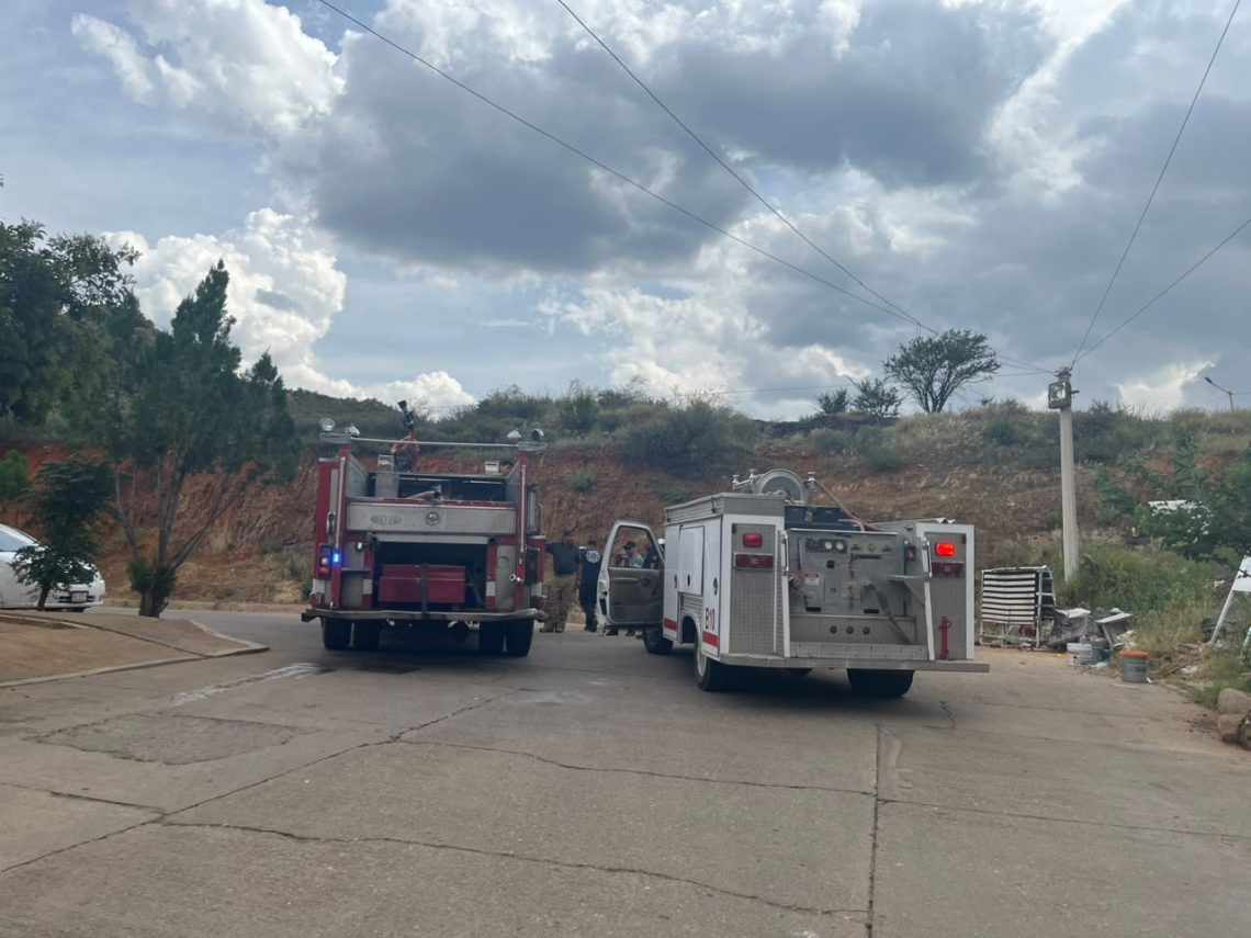 Reporte de incendio de vivienda en la colonia San Uriel moviliza a bomberos; era quema de pasto