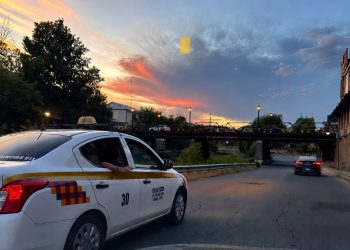 ¡Imprudencia al volante! captan a taxista en peligrosa maniobra de rebase en la Vialidad del Río