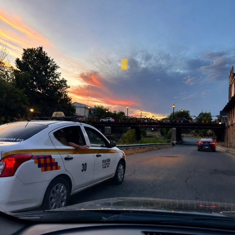 ¡Imprudencia al volante! captan a taxista en peligrosa maniobra de rebase en la Vialidad del Río