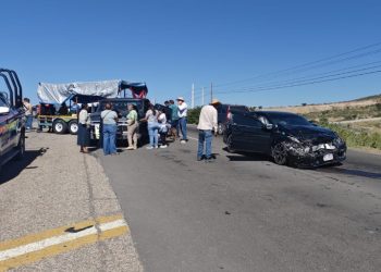 Fuerte choque en la carretera a Santa Bárbara deja cuantiosos daños materiales