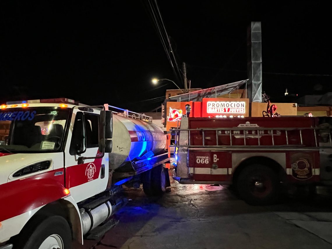 Incendio en una rosticería de la calle Del Rayo moviliza a las autoridades