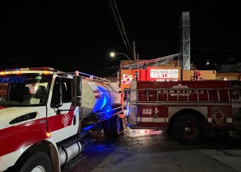 Incendio en una rosticería de la calle Del Rayo moviliza a las autoridades