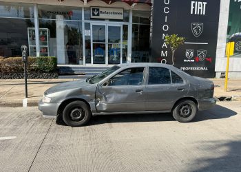 Choca contra un vehículo y termina sobre el camellón central de la avenida Independencia
