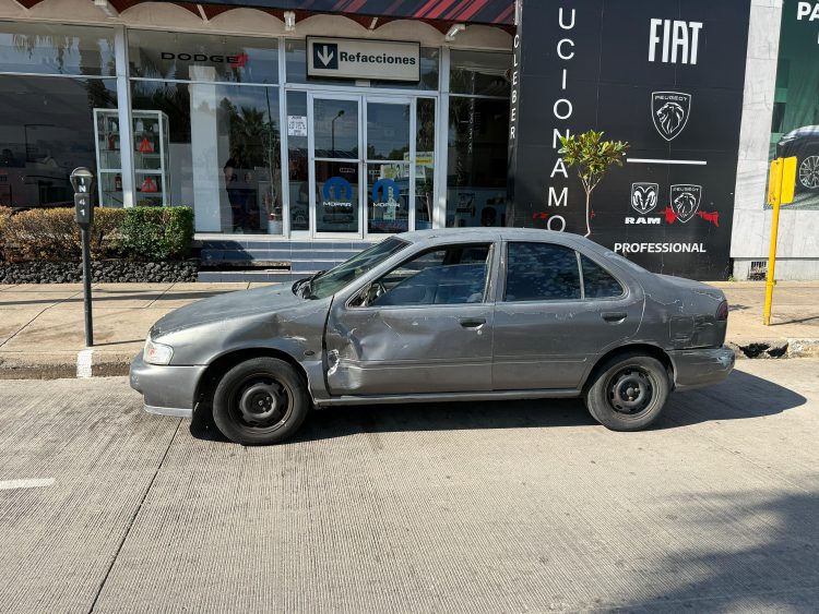 Choca contra un vehículo y termina sobre el camellón central de la avenida Independencia