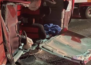 Tras aparatosa volcadura, joven queda atrapado entre los fierros en el Periférico Norte